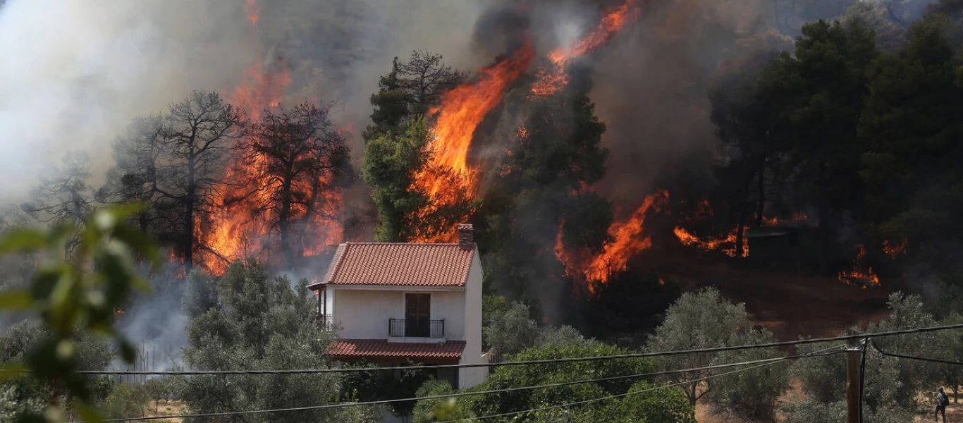 Χωρίς ενεργό μέτωπο η φωτιά στην Εύβοια - Μάχη για να την οριοθετήσουν δίνουν πυροσβέστες και εθελοντές